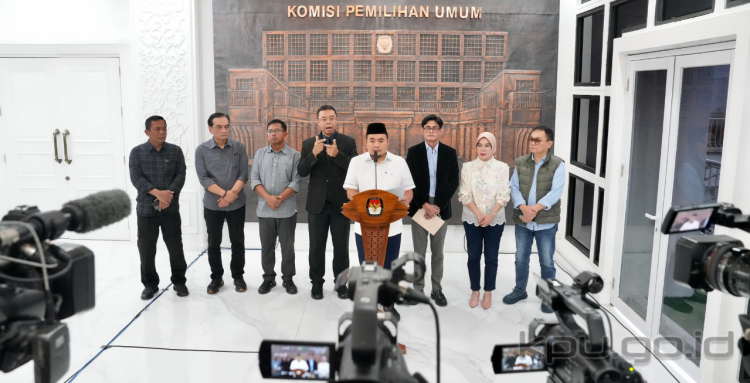 Ketua Komisi Pemilihan Umum (KPU) RI, Mochammad Afiffuddin (bicara di podium), didampingi para komisioner KPU dan juru bahasa isyarat (jas hitam samping kiri Ketua KPU) saat konferensi pers di Kantor KPU RI, Jakarta/kpu ri
