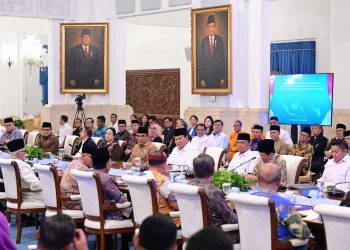 Presiden Prabowo Subianto saat bersilaturahmi dengan tokoh lintas agama, serikat buruh, pimpinan partai, dan pemuda lintas iman di Istana Negara, Jakarta, Senin (1/9/2025). Pertemuan berlangsung hangat dan terbuka membahas aspirasi rakyat serta komitmen menjaga persatuan bangsa/Setneg