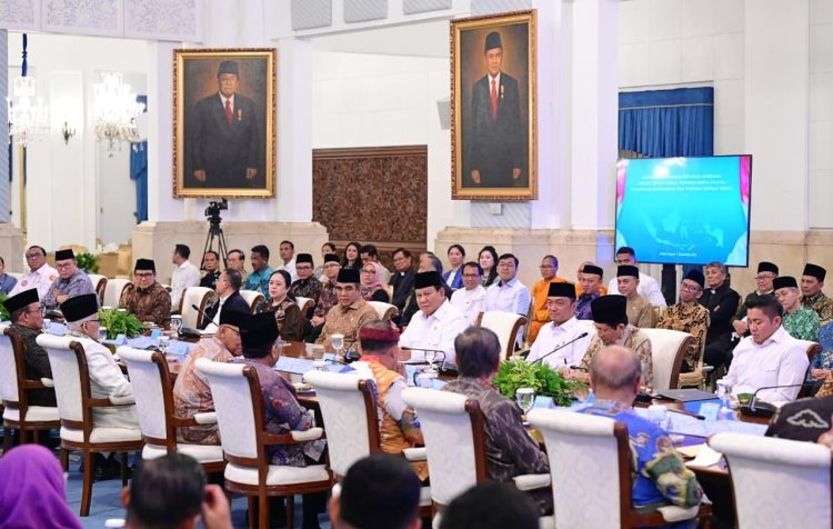 Presiden Prabowo Subianto saat bersilaturahmi dengan tokoh lintas agama, serikat buruh, pimpinan partai, dan pemuda lintas iman di Istana Negara, Jakarta, Senin (1/9/2025). Pertemuan berlangsung hangat dan terbuka membahas aspirasi rakyat serta komitmen menjaga persatuan bangsa/Setneg