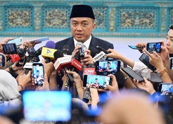 Mensesneg Prasetyo Hadi emberikan keteranan pers usai pelantikan Menteri dan Wamen di Istana Negara, Jakarta, Senin (8/9/2025)