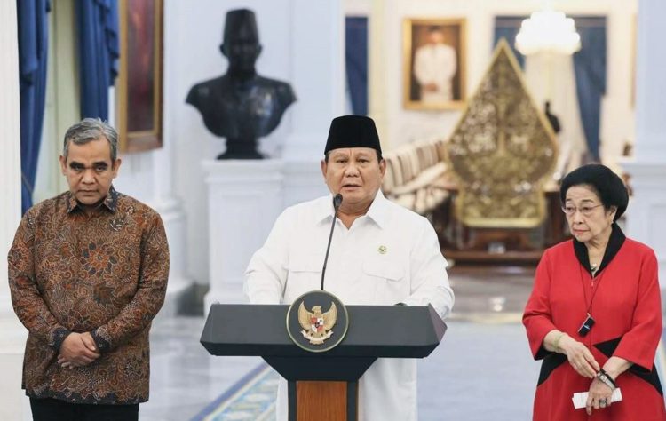 Presiden Prabowo Subianto memberikan keterangannya bersama pimpinan lembaga negara dan ketua umum partai politik di Istana Merdeka, Jakarta, pada Minggu, 31 Agustus 2025.
