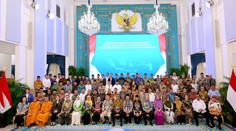 Presiden Prabowo Subianto menggelar silaturahmi dengan tokoh lintas agama, pimpinan partai politik, pimpinan serikat buruh, dan organisasi kepemudaan lintas iman di Istana Negara, Jakarta, pada Senin, 1 September 2025.