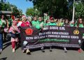 ojol bagikan 2000 bungan untuk TNI-POLRI-aksi damai di monas, Selasa (2/9/2025).