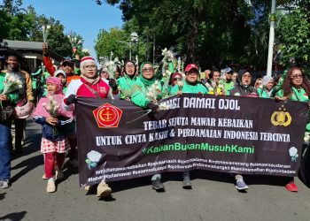 ojol bagikan 2000 bungan untuk TNI-POLRI-aksi damai di monas, Selasa (2/9/2025).