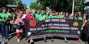 ojol bagikan 2000 bungan untuk TNI-POLRI-aksi damai di monas, Selasa (2/9/2025).