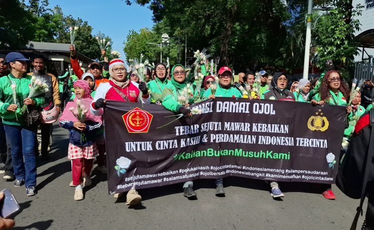 ojol bagikan 2000 bungan untuk TNI-POLRI-aksi damai di monas, Selasa (2/9/2025).
