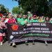ojol bagikan 2000 bungan untuk TNI-POLRI-aksi damai di monas, Selasa (2/9/2025).