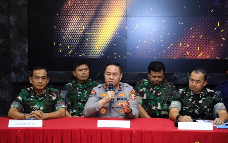 Konpers Bersama TNI-Polri Tanggapi 17+8 Tuntutan Publik di Mabes TNI, Cilangkap, Jakarta Timur, Jumat (5/9/2025) malam.