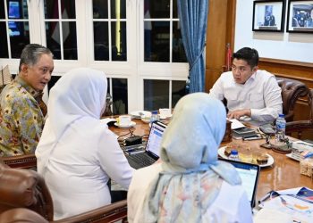 Seskab Teddy Indra Wijaya melaksanakan pertemuan dengan Menteri PU Dody Hanggodo beserta jajaran Sekjen dan Dirjen Kementerian PU di Gedung Sekretariat Kabinet RI, membahas perbaikan beberapa fasilitas umum yang mengalami kerusakan akibat aksi anarkis