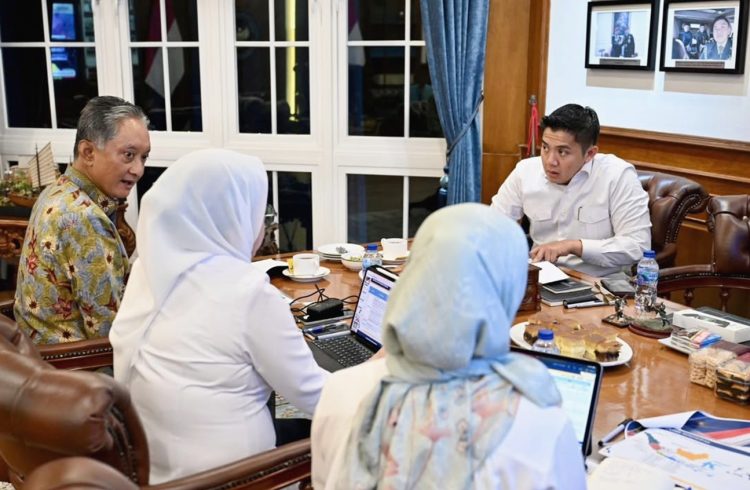 Seskab Teddy Indra Wijaya melaksanakan pertemuan dengan Menteri PU Dody Hanggodo beserta jajaran Sekjen dan Dirjen Kementerian PU di Gedung Sekretariat Kabinet RI, membahas perbaikan beberapa fasilitas umum yang mengalami kerusakan akibat aksi anarkis