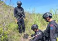 Unit Jibom Detasemen Jihandak Sat Brimob Polda Jabar melakukan disposal mortir temuan warga di Blok Cibujal Desa Paas Kecamatan Pameungpeuk Garut. Minggu (7/9/2025)