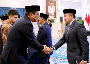 Seskab Teddy Indra Wijaya bersama Purbaya Yudhi Sadewa menjadi Menteri Keuangan menggantikan Sri Mulyani dalam acara reshuffle kabinet kedua di Istana Negara, Jakarta Pusat, Senin (8/9/2025)