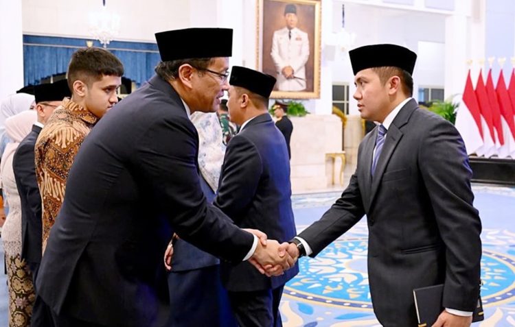 Seskab Teddy Indra Wijaya bersama Purbaya Yudhi Sadewa menjadi Menteri Keuangan menggantikan Sri Mulyani dalam acara reshuffle kabinet kedua di Istana Negara, Jakarta Pusat, Senin (8/9/2025)