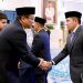 Seskab Teddy Indra Wijaya bersama Purbaya Yudhi Sadewa menjadi Menteri Keuangan menggantikan Sri Mulyani dalam acara reshuffle kabinet kedua di Istana Negara, Jakarta Pusat, Senin (8/9/2025)