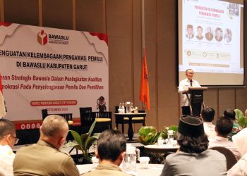 Kepala Bakesbangpol Kabupaten Garut, Nurrodhin dala kegiatan kegiatan Penguatan Kelembagaan Pengawas Pemilu di Ballroom Hotel Mercure Garut)