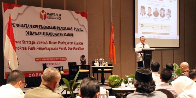 Kepala Bakesbangpol Kabupaten Garut, Nurrodhin dala kegiatan kegiatan Penguatan Kelembagaan Pengawas Pemilu di Ballroom Hotel Mercure Garut)