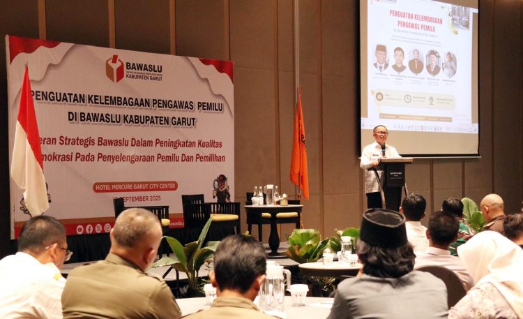 Kepala Bakesbangpol Kabupaten Garut, Nurrodhin dala kegiatan kegiatan Penguatan Kelembagaan Pengawas Pemilu di Ballroom Hotel Mercure Garut)
