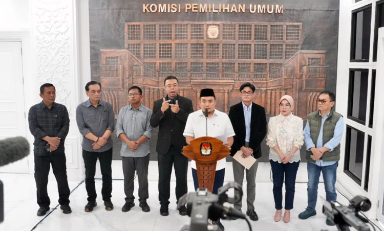 Ketua KPU Mochammad Afifuddin bersama jajaran saat konferensi pers di Gedung KPU, Jakarta Pusat, Selasa (16/9/2025)
