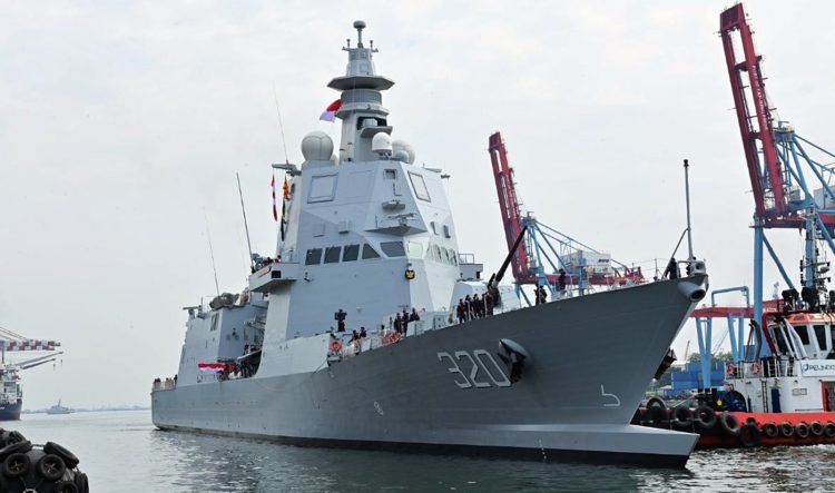 Ilustrasi KRI Brawijaya-320, kapal perang yang menggunakan layanan khusus onshore electric connection dari PLN saat bersandar di dermaga Koarmada II