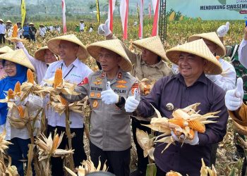 Kapolda Jawa Barat Irjen Pol. Rudi Setiawan Hadiri Panen Raya Serentak Kuartal III Tahun 2025, Sabtu (27/9/2025), di, Kampung Tagog, Desa Sukaluyu, Kecamatan Sukawening, Kabupaten Garut, Jawa Barat.