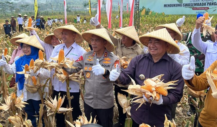 Kapolda Jawa Barat Irjen Pol. Rudi Setiawan Hadiri Panen Raya Serentak Kuartal III Tahun 2025, Sabtu (27/9/2025), di, Kampung Tagog, Desa Sukaluyu, Kecamatan Sukawening, Kabupaten Garut, Jawa Barat.