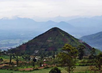 Gunung Padang, sebuah situs di Kabupaten Cianjur, Jawa Barat, Indonesia, telah menjadi pusat perdebatan dan spekulasi sejak penemuannya pada tahun 1914