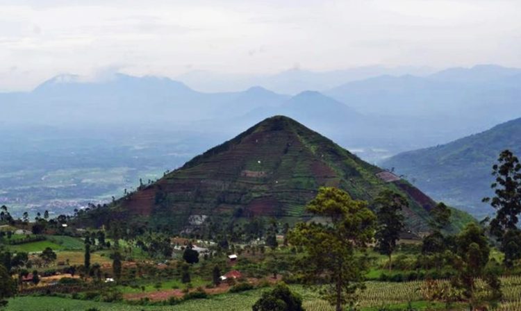 Gunung Padang, sebuah situs di Kabupaten Cianjur, Jawa Barat, Indonesia, telah menjadi pusat perdebatan dan spekulasi sejak penemuannya pada tahun 1914