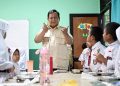 Presiden Prabowo Subianto pada Senin, 10 Februari 2025, mengunjungi SDN Kedung Jaya 1 Bogor, Kota Bogor, Provinsi Jawa Barat, untuk meninjau langsung pelaksanaan program MBG
