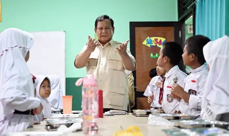 Presiden Prabowo Subianto pada Senin, 10 Februari 2025, mengunjungi SDN Kedung Jaya 1 Bogor, Kota Bogor, Provinsi Jawa Barat, untuk meninjau langsung pelaksanaan program MBG