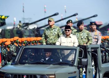 Panglima TNI bersama Menhan dan para Kepala Staf Angkatan mendampingi Presiden Republik Indonesia Prabowo Subianto pada Upacara Gelar Pasukan Operasional dan Kehormatan Militer di Lapangan Suparlan, Pusdiklatpassus, Batujajar, Kabupaten Bandung Barat, Minggu (10/8/2025)