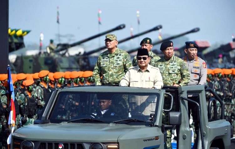 Panglima TNI bersama Menhan dan para Kepala Staf Angkatan mendampingi Presiden Republik Indonesia Prabowo Subianto pada Upacara Gelar Pasukan Operasional dan Kehormatan Militer di Lapangan Suparlan, Pusdiklatpassus, Batujajar, Kabupaten Bandung Barat, Minggu (10/8/2025)
