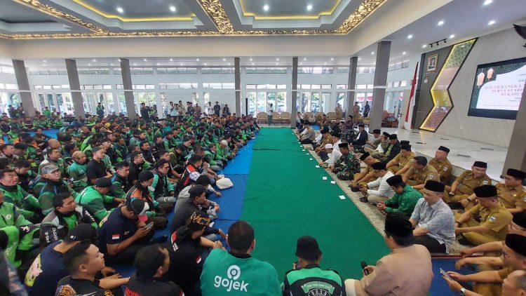 Pemkab Garut bersama komunitas Ojek Online Garut Bersatu menggelar doa bersama di Gedung Pendopo Garut, Senin (1/9/2025), sebagai ikhtiar menjaga kerukunan dan stabilitas keamanan di Kabupaten Garut/Kabariku