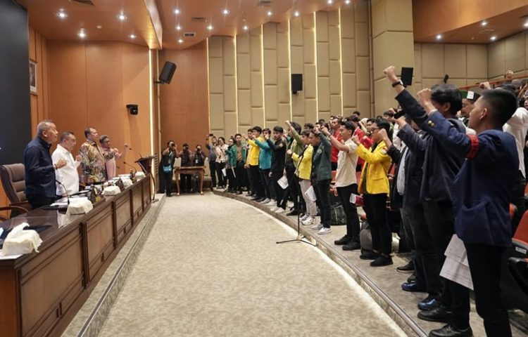 Sufmi Dasco bersama pimpinan DPR RI diantaranya, Cucun Ahmad Syamsurijal, dan Saan Mustopa, menerima audiensi perwakilan 16 organisasi kemahasiswaan, di Gedung DPR RI, Senayan, Jakarta, Rabu (3/9/2025).