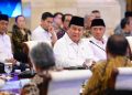 Presiden Prabowo Subianto bersama perwakilan serikat pekerja saat pertemuan silaturahmi di Istana Negara, Jakarta, Senin (1/9/2025). Para pemimpin buruh menegaskan dukungan penuh kepada Presiden sekaligus menolak aksi anarkis dalam penyampaian aspirasi/Presiden.go.id