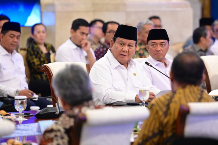 Presiden Prabowo Subianto bersama perwakilan serikat pekerja saat pertemuan silaturahmi di Istana Negara, Jakarta, Senin (1/9/2025). Para pemimpin buruh menegaskan dukungan penuh kepada Presiden sekaligus menolak aksi anarkis dalam penyampaian aspirasi/Presiden.go.id