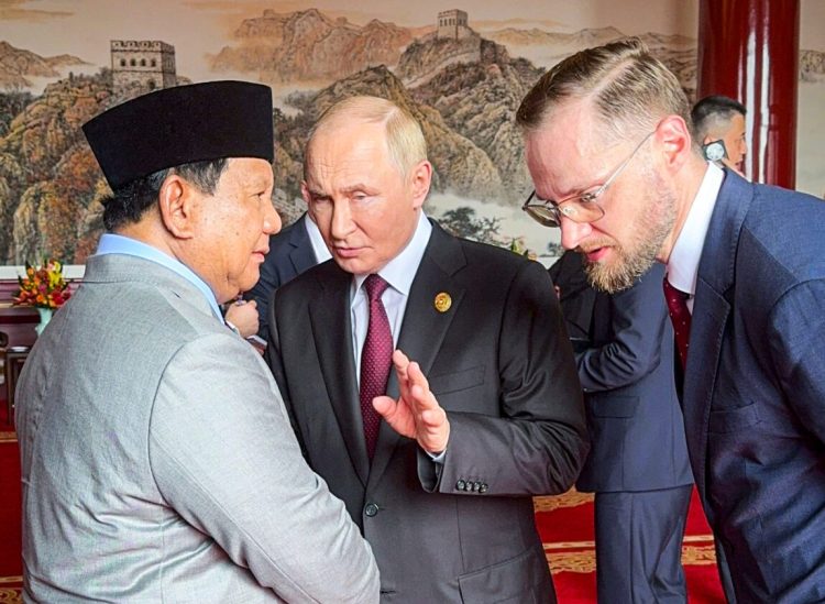 Presiden Republik Indonesia, Prabowo Subianto, mengadakan pertemuan khusus dengan Presiden Federasi Rusia, Vladimir Putin, di sela kunjungan kerjanya menghadiri perayaan 80 Tahun Kemenangan Perang Perlawanan Rakyat Tiongkok di Beijing, Republik Rakyat Tiongkok, pada Rabu, 3 September 2025. (Foto: Istimewa)

Read more: https://setkab.go.id/lawatan-singkat-di-beijing-presiden-prabowo-gelar-pertemuan-khusus-dengan-presiden-rusia-vladimir-putin/