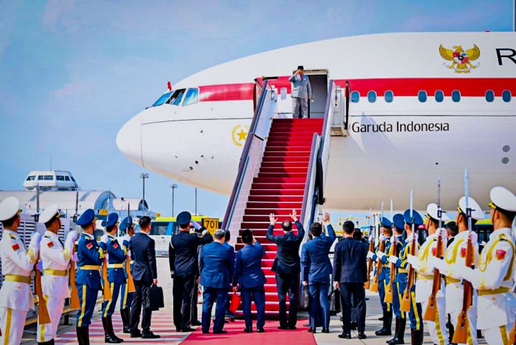 Presiden Republik Indonesia, Prabowo Subianto, kembali ke Tanah Air pada Rabu, 3 September 2025, pukul 15.30 Waktu Setempat (WS) atau 14.30 Waktu Indonesia Barat (WIB) setelah melakukan rangkaian kunjungan kerja di Republik Rakyat Tiongkok (RRT). (Foto: BPMI Setpres)

Read more: https://setkab.go.id/presiden-prabowo-kembali-ke-tanah-air-usai-rangkaian-kunjungan-kerja-di-tiongkok/