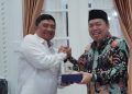 Bupati Garut Abdusy Syakur Amin menandatangani Naskah Kesepakatan Bersama dengan Rektor UIN Sunan Gunung Djati Bandung, Prof. Dr. H. Rosihon Anwar, di Ruang Pamengkang, Garut Kota, Rabu (3/9/2025), sebagai upaya memperkuat kerja sama peningkatan kualitas SDM dan program 1000 beasiswa?Diskominfo