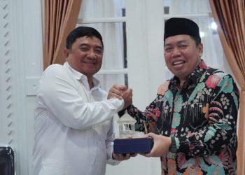 Bupati Garut Abdusy Syakur Amin menandatangani Naskah Kesepakatan Bersama dengan Rektor UIN Sunan Gunung Djati Bandung, Prof. Dr. H. Rosihon Anwar, di Ruang Pamengkang, Garut Kota, Rabu (3/9/2025), sebagai upaya memperkuat kerja sama peningkatan kualitas SDM dan program 1000 beasiswa?Diskominfo