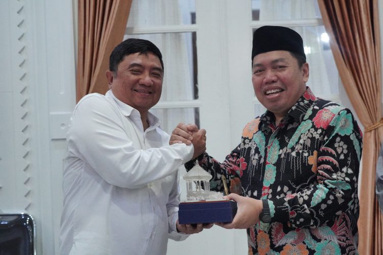 Bupati Garut Abdusy Syakur Amin menandatangani Naskah Kesepakatan Bersama dengan Rektor UIN Sunan Gunung Djati Bandung, Prof. Dr. H. Rosihon Anwar, di Ruang Pamengkang, Garut Kota, Rabu (3/9/2025), sebagai upaya memperkuat kerja sama peningkatan kualitas SDM dan program 1000 beasiswa?Diskominfo
