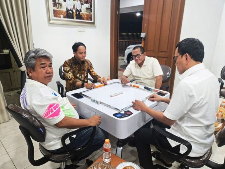 Menteri Kehutanan Raja Juli dan Menteri PPMI Abdul Kadir Karding klarifikasi foto viral main domino, menegaskan pertemuan hanya silaturahmi tanpa bahasan kasus hukum/IST