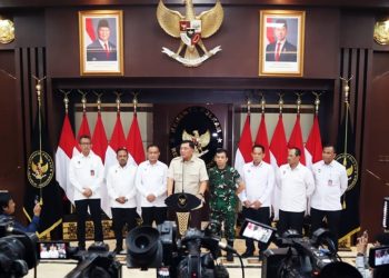 Menko Polkam ad interim, Sjafrie Sjamsoeddin konpers usai memimpin entry briefing bersama para pejabat utama Kemenko Polkam di Ruang Bima, Kantor Kemenko Polkam, Selasa (9/9/2025)