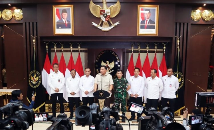 Menko Polkam ad interim, Sjafrie Sjamsoeddin konpers usai memimpin entry briefing bersama para pejabat utama Kemenko Polkam di Ruang Bima, Kantor Kemenko Polkam, Selasa (9/9/2025)