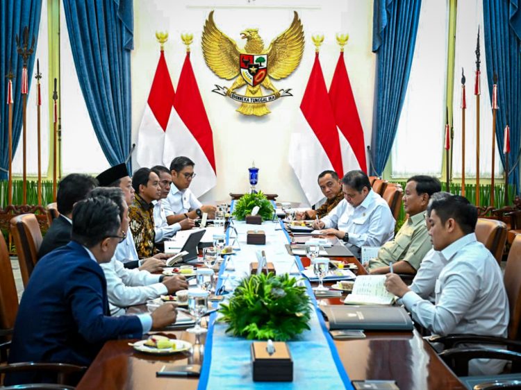 Presiden Prabowo Subianto memimpin rapat terbatas bersama sejumlah menteri Kabinet Merah Putih di Istana Merdeka, Jakarta, pada Selasa, 9 September 2025. (Foto: BPMI Setpres)