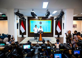 Menteri Koordinator Bidang Perekonomian Airlangga Hartarto menyampaikan keterangan pers kepada awak media di Istana Kepresidenan, Jakarta, pada Senin, 15 September 2025. (Foto: BPMI Setpres)