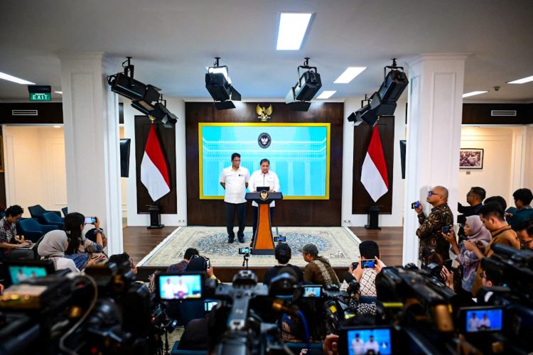 Menteri Koordinator Bidang Perekonomian Airlangga Hartarto menyampaikan keterangan pers kepada awak media di Istana Kepresidenan, Jakarta, pada Senin, 15 September 2025. (Foto: BPMI Setpres)