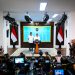Menteri Koordinator Bidang Perekonomian Airlangga Hartarto menyampaikan keterangan pers kepada awak media di Istana Kepresidenan, Jakarta, pada Senin, 15 September 2025. (Foto: BPMI Setpres)
