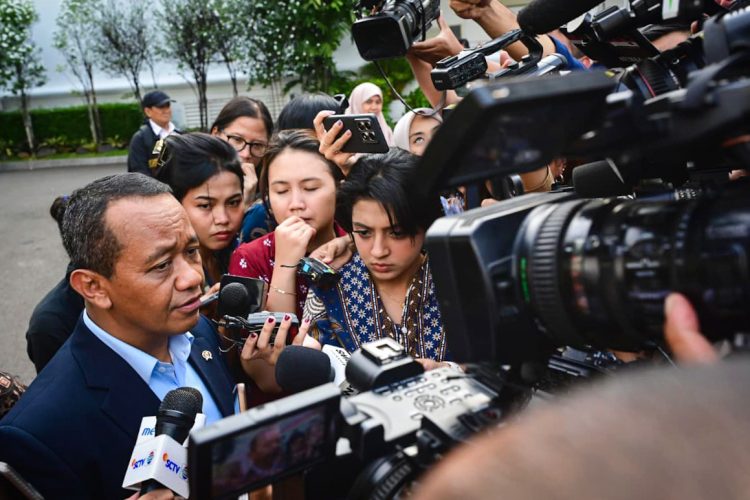Menteri Energi dan Sumber Daya Mineral (ESDM) Bahlil Lahadalia menyampaikan keterangan pers kepada awak media di Istana Kepresidenan, Jakarta, pada Senin, 15 September 2025. (Foto: BPMI Setpres)