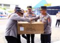 Tim Misi Kemanusiaan Polri menyerahkan bantuan korban bencana alam NTT