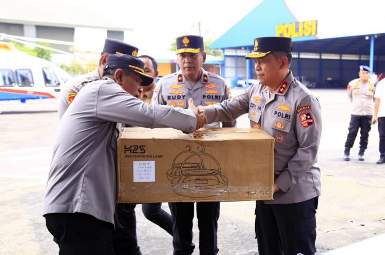 Tim Misi Kemanusiaan Polri menyerahkan bantuan korban bencana alam NTT